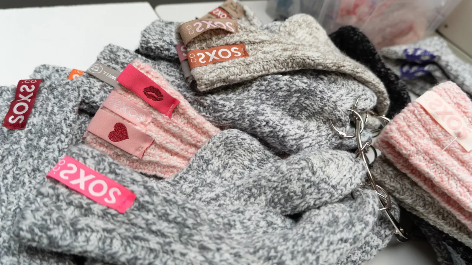 Close-up van grijze wollen sokken liggend op tafel – Soxs.co