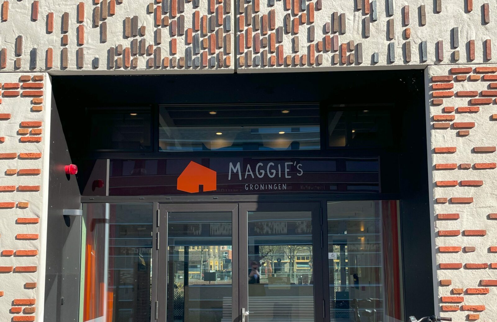 Vooraanzicht van Maggie’s centrum in daglicht